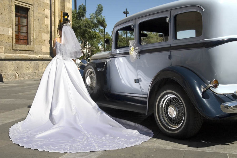  : WEDDING : design :: PARIS